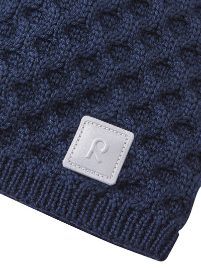 Reima Nyksund tummansininen pipo lähikuva materiaalista ja Reima-logosta