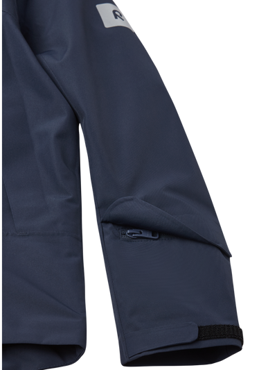 Reiman Jatkuu kierrätettävä kuoritakki tummansinisessä sävyssä takin hihan älykorttitasku kuvattuna