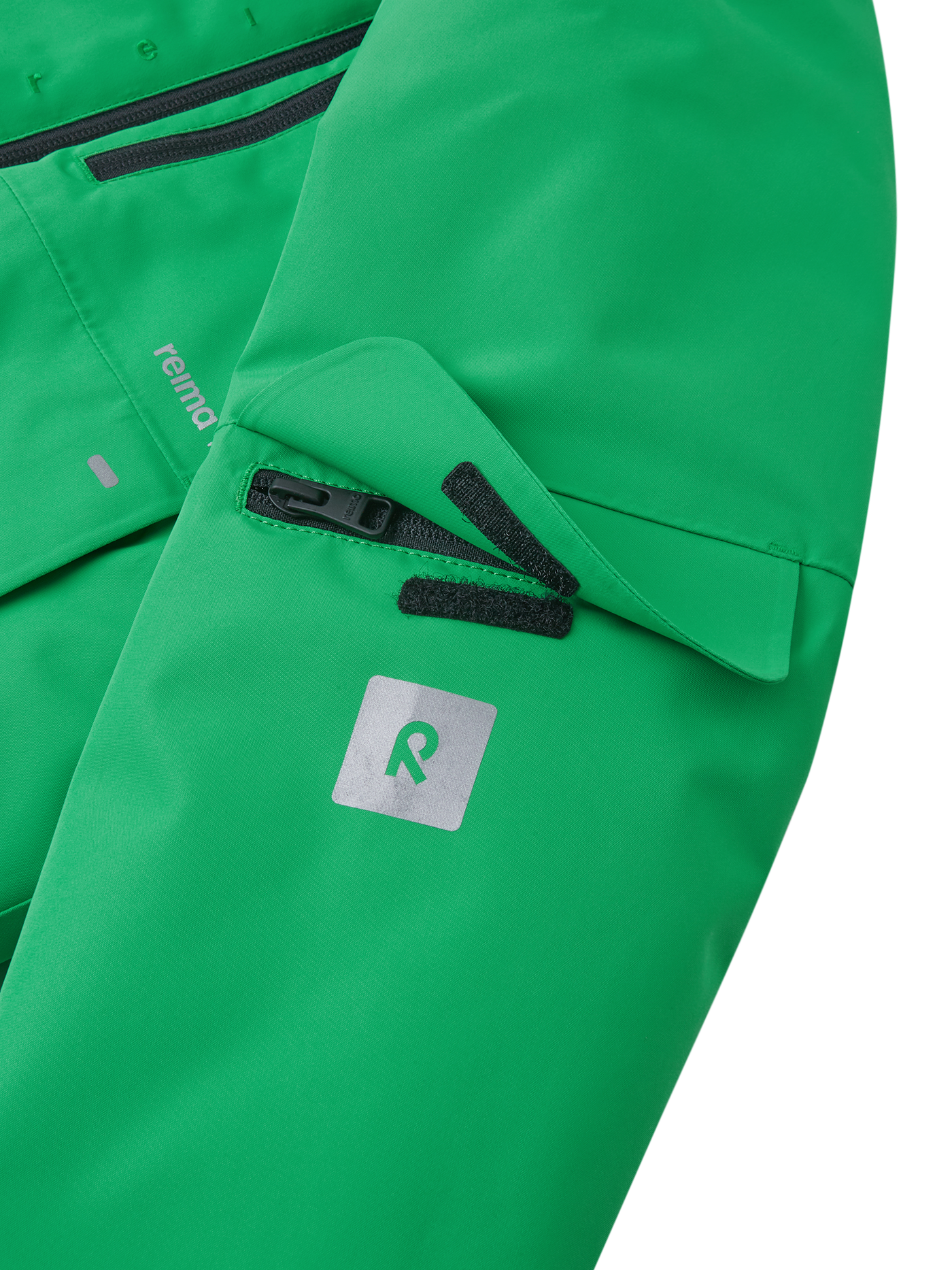 Reiman Reimatec Tieten -laskettelutakki vihreässä sävyssä lähikuvassa hihan hissilipputasku