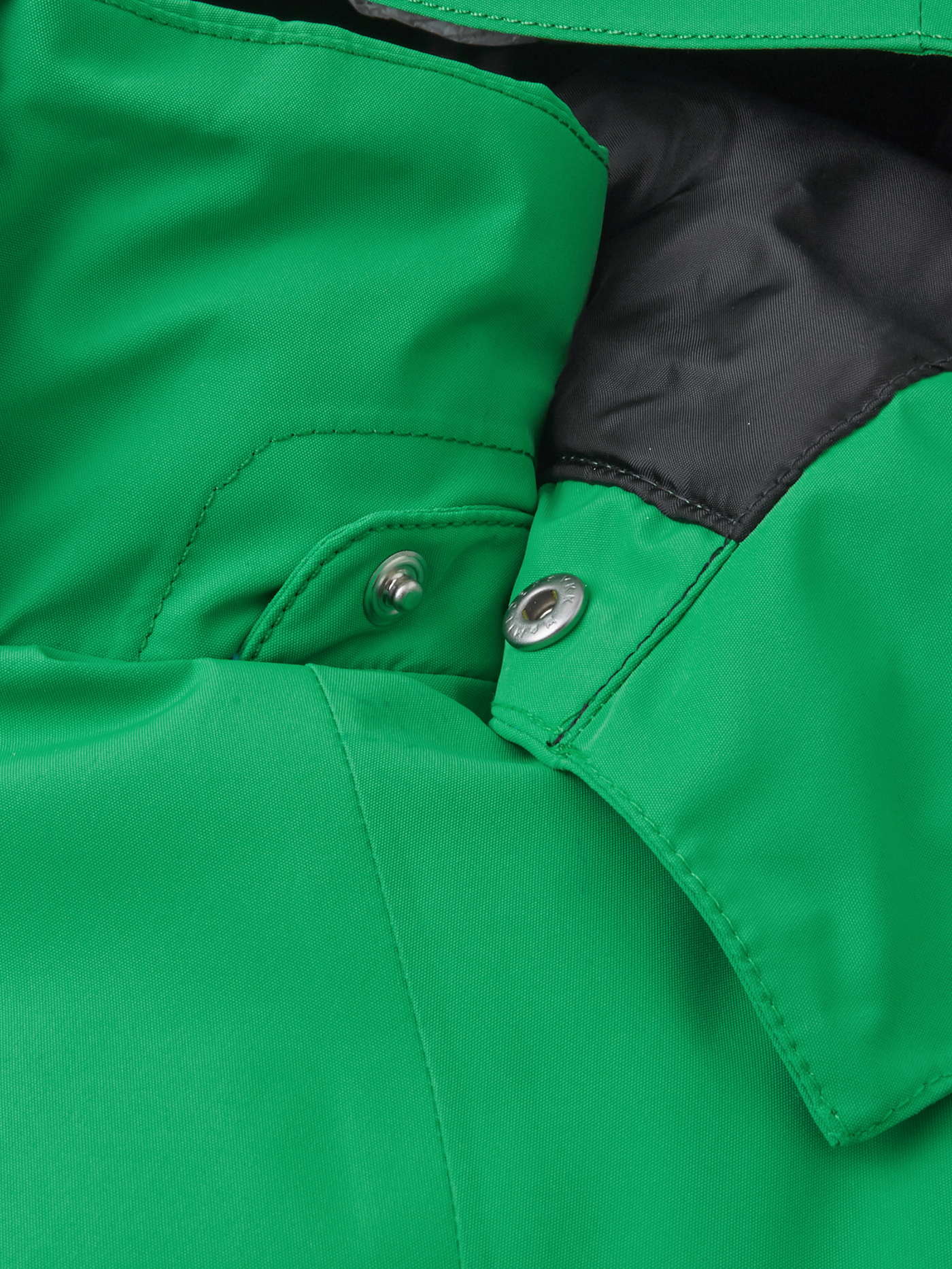 Reiman Reimatec Tieten -laskettelutakki vihreässä sävyssä lähikuvassa hupun neppari