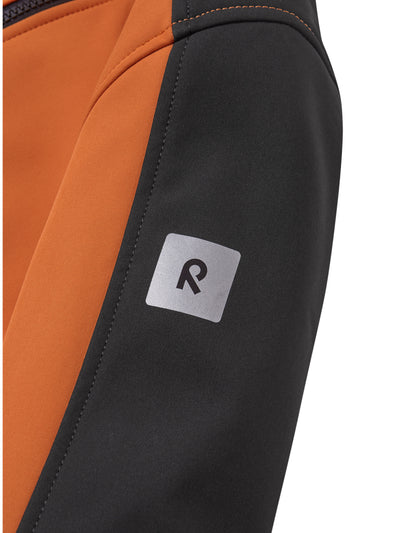 Reiman Sipoo Softshell-takki oranssin sävyssä Reiman merkkiä hihassa kuvattuna