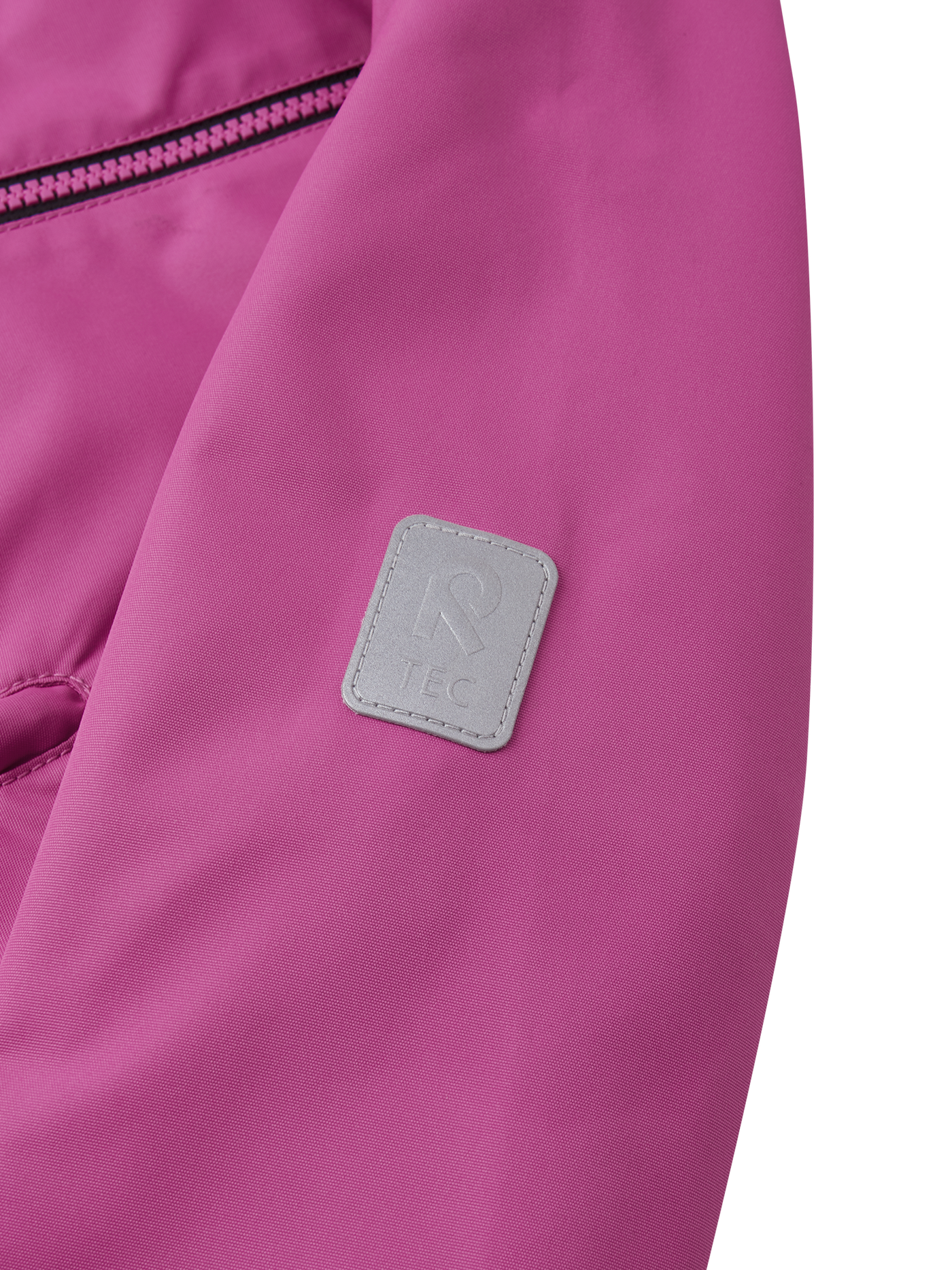 Reima Soutu lasten Reimatec takki värissä Magenta purple lähikuva R-logosta