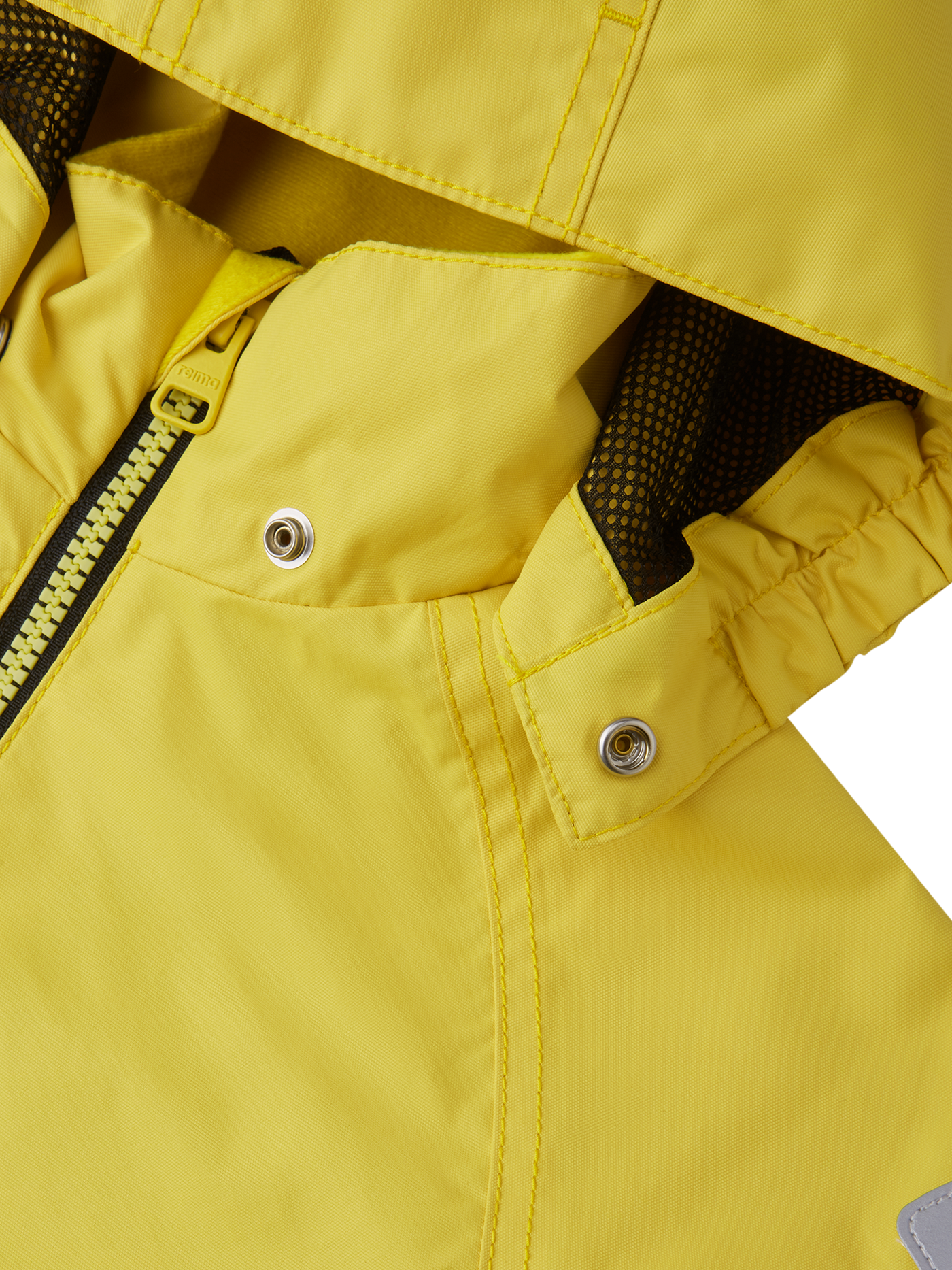 Reima Soutu lasten Reimatec takki värissä Maize Yellow lähikuva hupun nepparikiinnityksestä