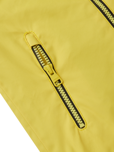 Reima Soutu lasten Reimatec takki värissä Maize Yellow lähikuva taskusta