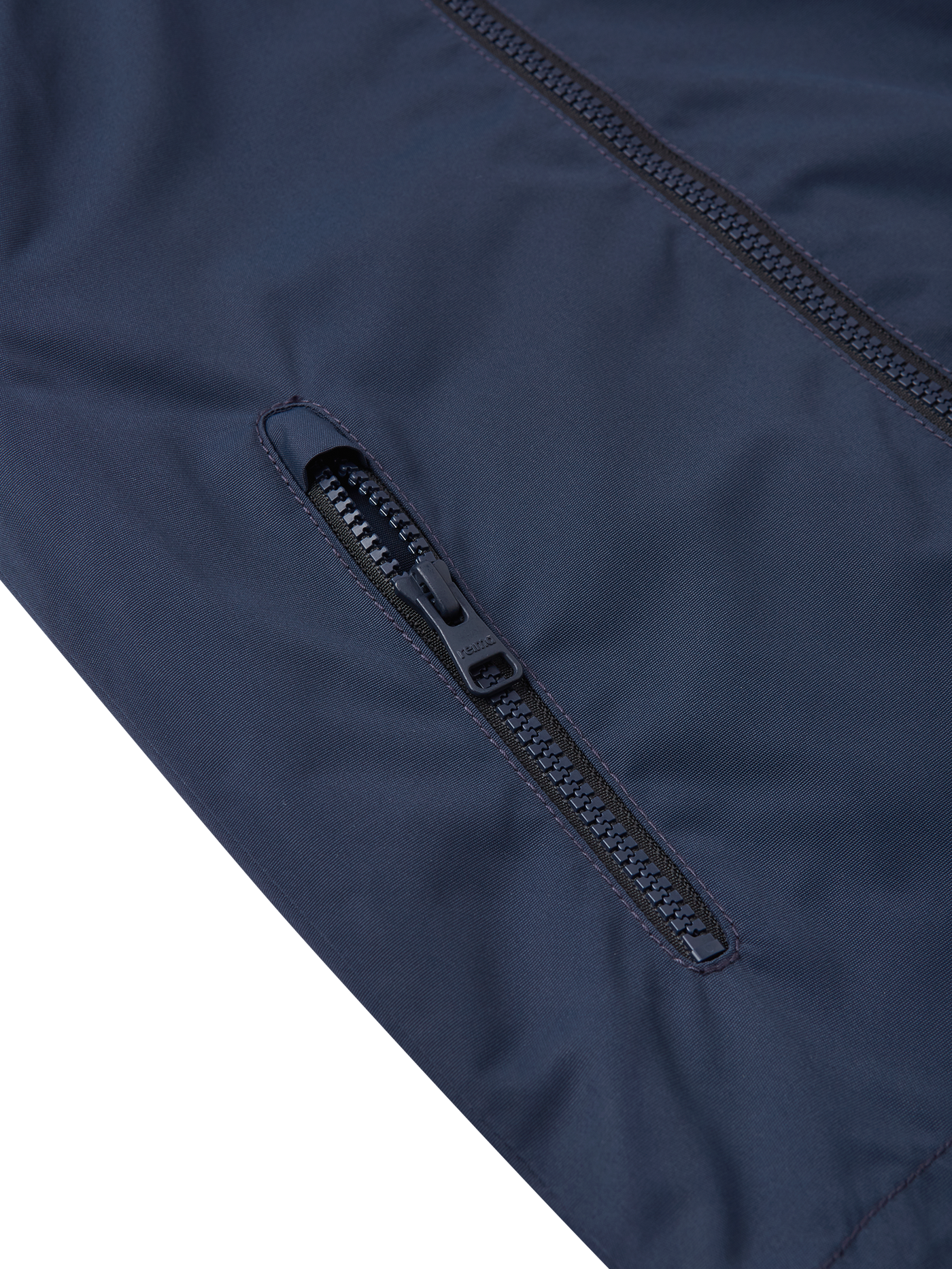 Reima Soutu lasten Reimatec takki värissä Navy lähikuva taskusta