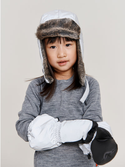 Harmaa Reiman Thermal Set Kinsei -merinovillasetti lapsen päällä lähikuvassa, jolla on pipo päässä ja hanskat kädessä