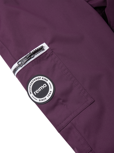 Reiman Reimatec Tiksi kevyttoppahousut Deep Purple -sävyssä taskun vetoketju ja Reima-merkki kuvattuna