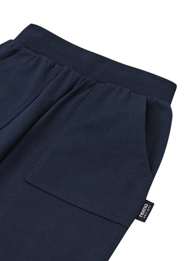 Reiman siniset Turvaan-collegehousut taskut ja vyötärö kuvattuna