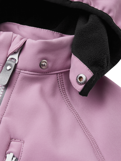 Reima Vantti lasten softshell takki lähikuva irrotettavasta hupusta värissä Grey Pink