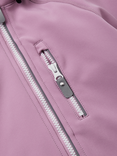 Reima Vantti lasten softshell takki lähikuva taskusta värissä Grey Pink