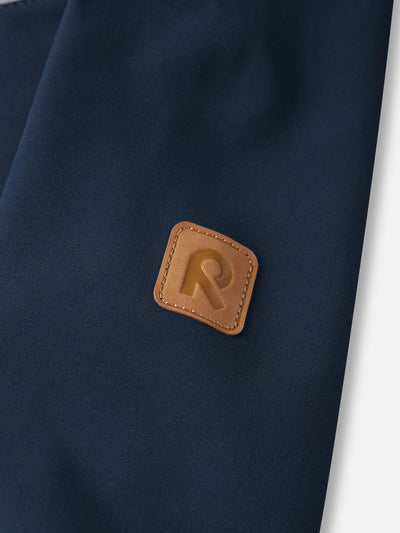 Reima Vantti lasten softshell takki värissä Navy lähikuva hihan R-logosta