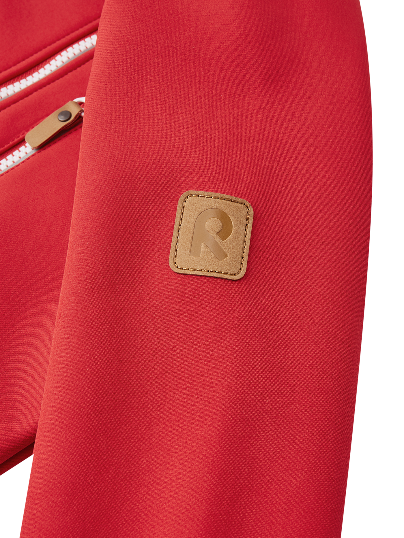 Reima Vantti lasten softshell takki värissä Tomato red lähikuva hihan R-logosta