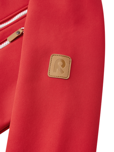 Reima Vantti lasten softshell takki värissä Tomato red lähikuva hihan R-logosta