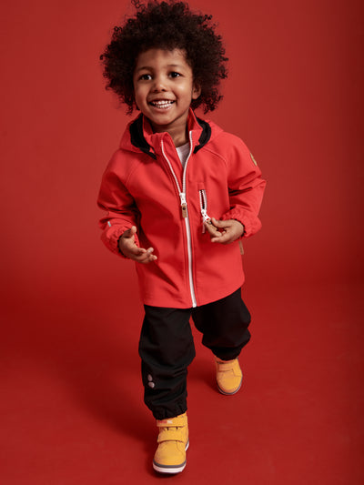 Reima Vantti lasten softshell takki värissä Tomato red ja mustat Kuori housut pojan päällä