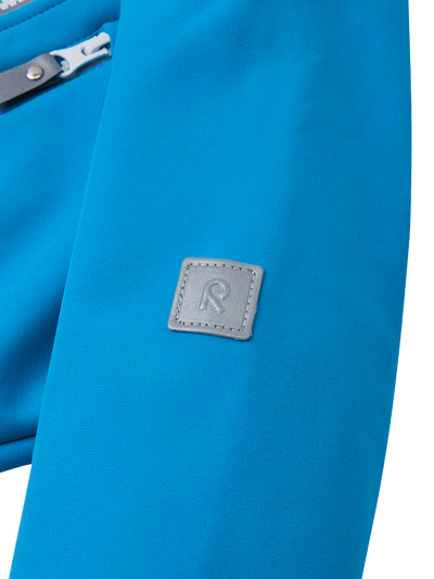 Reima Vantti lasten softshell takki lähikuva hihan R-logosta värissä True Blue