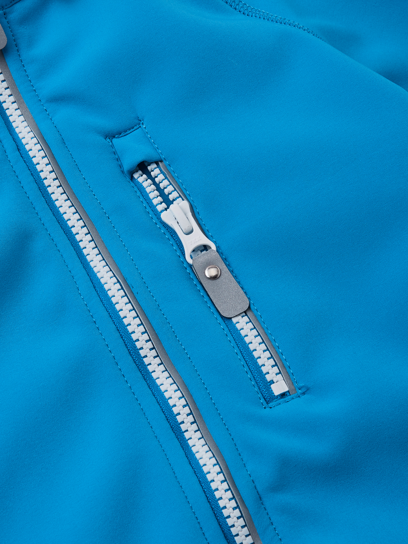 Reima Vantti lasten softshell takki lähikuva taskusta värissä True Blue